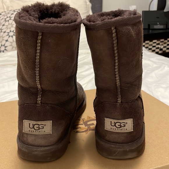 Classic Short Uggs - Picture 2 of 5